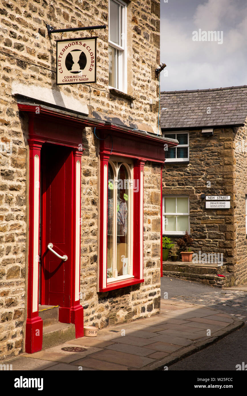 Regno Unito, Cumbria, York, Main Street, Clutterbucks e sovrascrive la carità di comunità Shop su un angolo della nuova St Foto Stock