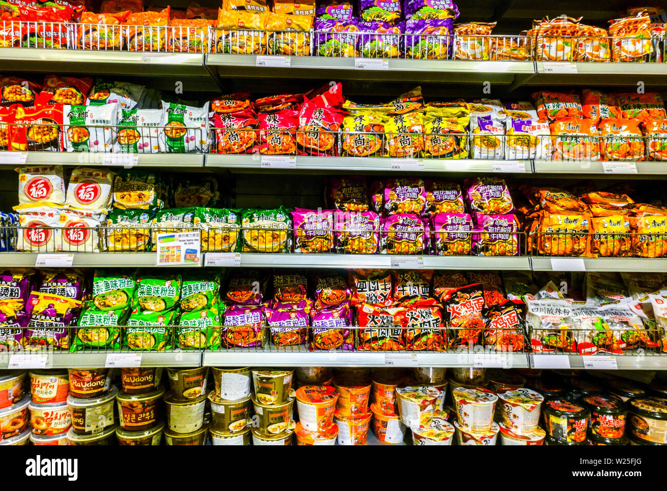 Scaffali dei supermercati asiatici, zuppe istantanee, supermercati di Dresda e Germania Foto Stock