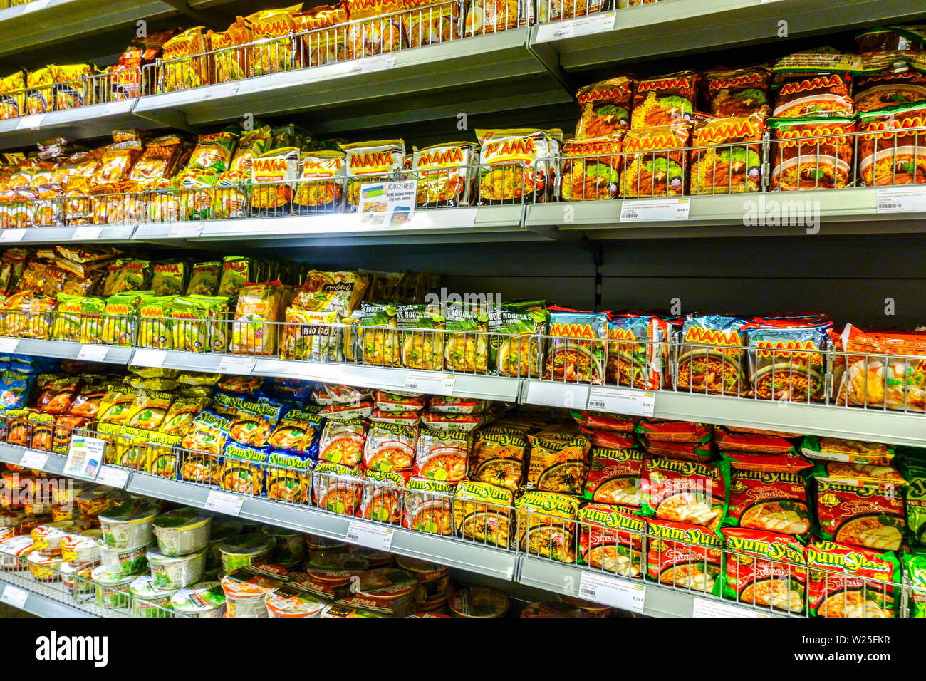 Solo prodotti asiatici nel supermercato 'Go Asia', zuppe istantanee, Dresda, Germania supermercati scaffali Foto Stock