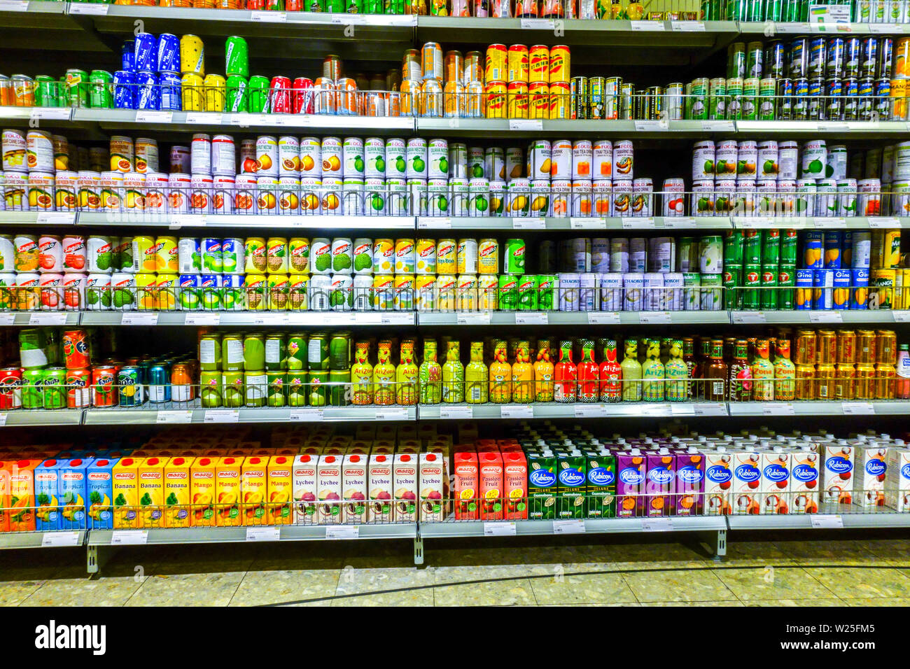 Asian supermercato 'Go Asia' scaffali del supermercato, frutta lattine di bevande, Dresda, Germania Foto Stock