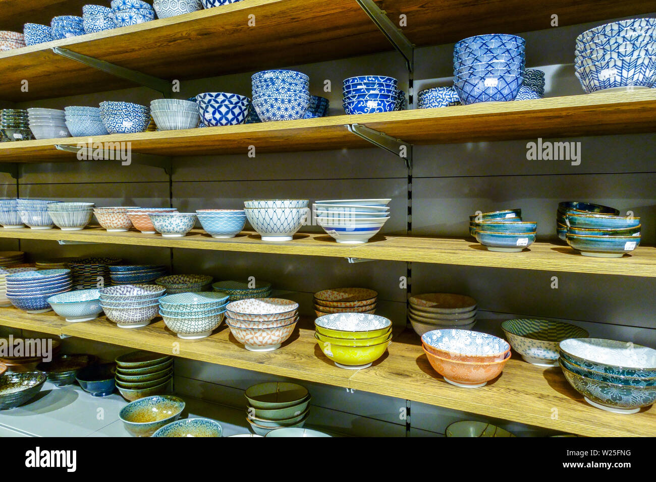 Scaffali dei supermercati asiatici, ceramiche per la cucina, Dresda, Germania scaffale dei supermercati senza prezzo Foto Stock