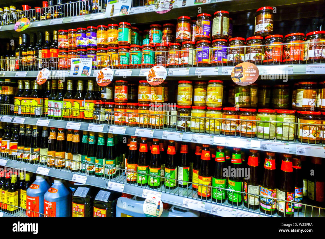 Supermercato asiatico 'Go Asia' scaffali supermercato, cibo, Dresda, Germania scaffali bevande Foto Stock