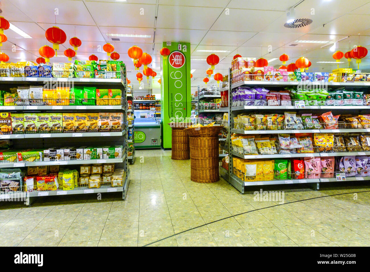 Asian supermercato 'Go Asia' specializzato nella vendita di prodotti solo da Asia, Dresda, Germania Decorazione di lanterne cinesi Foto Stock