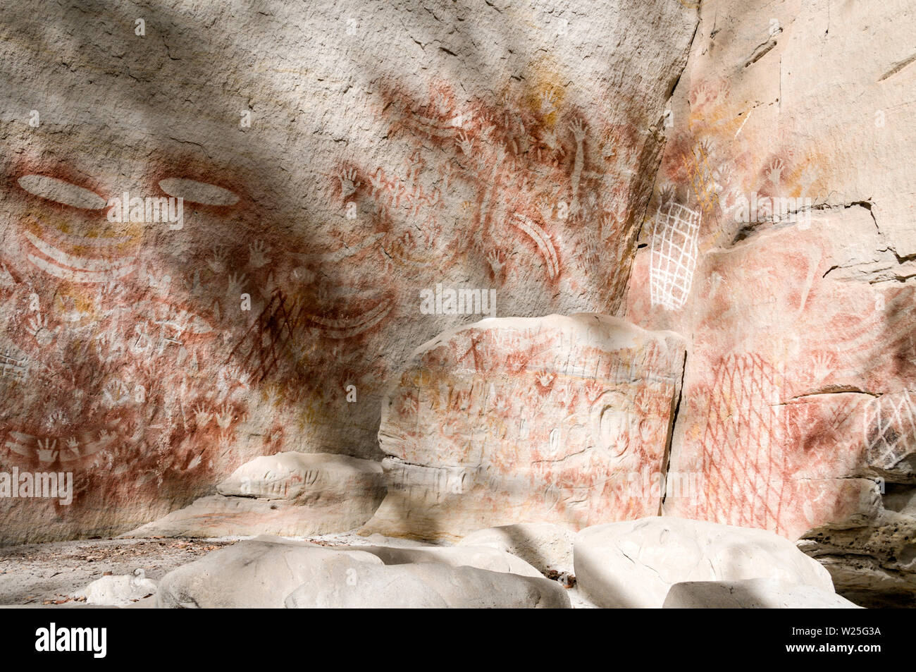 Un display di ben conservato rock Aborigena Arte stencil, credeva di essere 3.650 anni sulle bianche rocce di arenaria presso la "Galleria d'Arte" nella carna Foto Stock