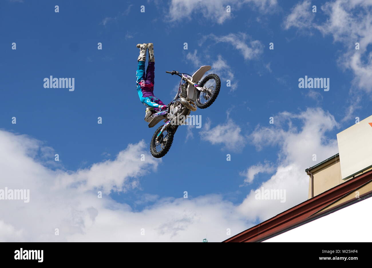 Praga, Repubblica Ceca. 5 Luglio, 2019. Uno stunt show comico è visto durante la Praga "Harley Days" a Praga Repubblica Ceca, Luglio 5, 2019. Praga "Harley Days", uno dei più grandi d'Europa eventi del motociclo, si è tenuta a Praga il 5 Luglio per 6. I visitatori hanno potuto vedere una mostra dei più recenti e più antichi e originali macchine Harley-Davidson. Accanto all'esposizione, vi erano mostra bravata, piloti giochi e una parata di moto. Credito: Dana Kesnerova/Xinhua/Alamy Live News Foto Stock