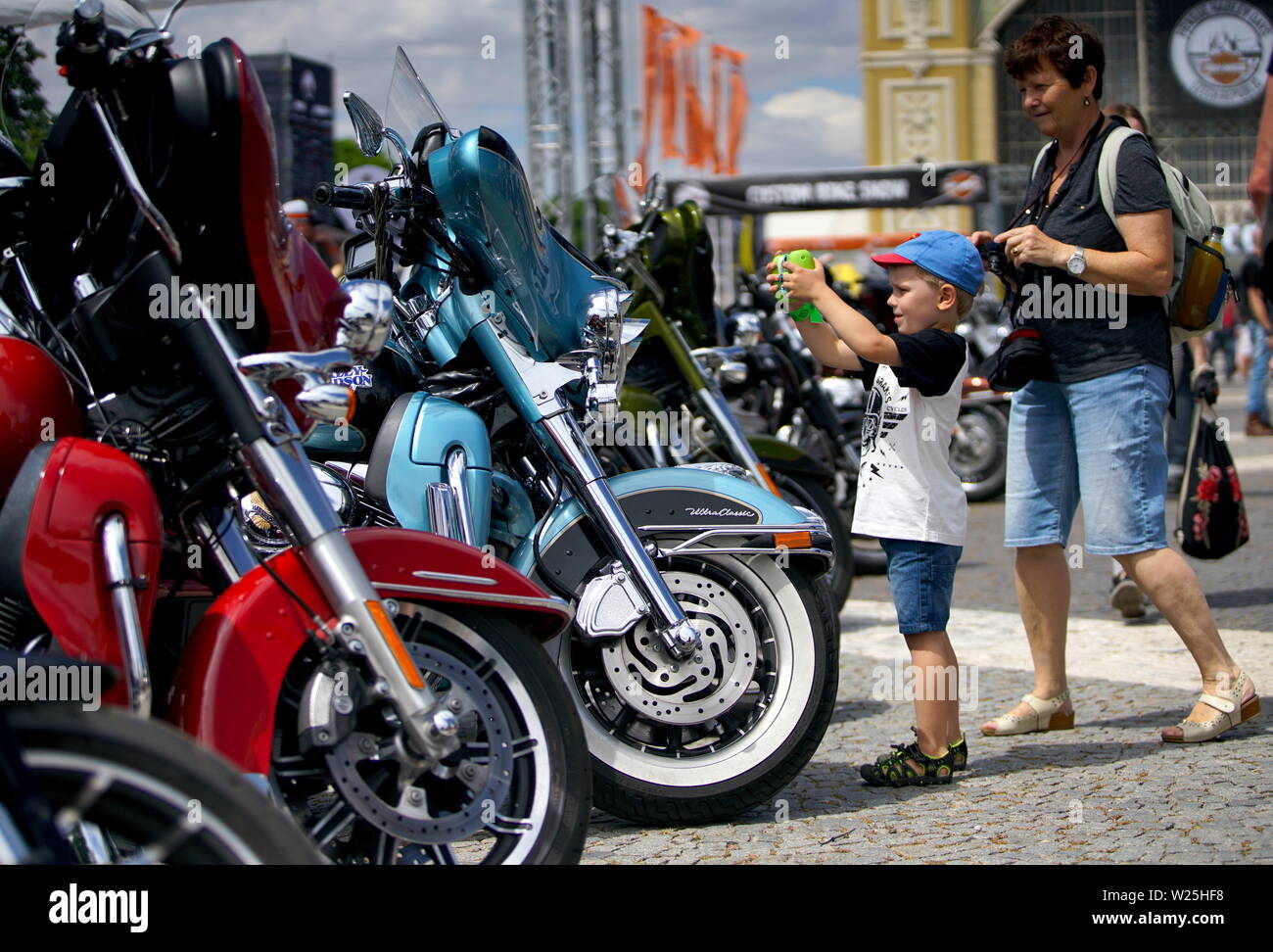 Praga, Repubblica Ceca. 5 Luglio, 2019. Un bambino prende le foto visualizzate di Haley Davidson motociclette durante la mostra di Praga "Harley Days" a Praga Repubblica Ceca, Luglio 5, 2019. Praga "Harley Days", uno dei più grandi d'Europa eventi del motociclo, si è tenuta a Praga il 5 Luglio per 6. I visitatori hanno potuto vedere una mostra dei più recenti e più antichi e originali macchine Harley-Davidson. Accanto all'esposizione, vi erano mostra bravata, piloti giochi e una parata di moto. Credito: Dana Kesnerova/Xinhua/Alamy Live News Foto Stock