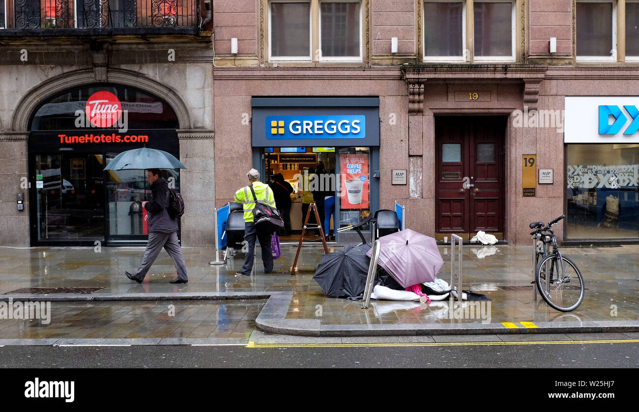 Liverpool Merseyside Regno Unito - senzatetto fuori Greggs take away shop Foto Stock