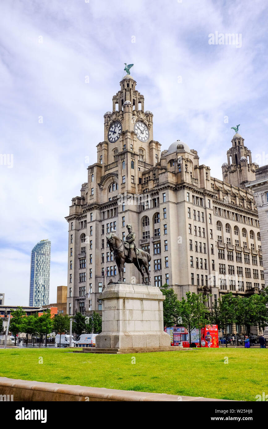 Liverpool Merseyside Regno Unito - Il famoso Liver Building Foto Stock