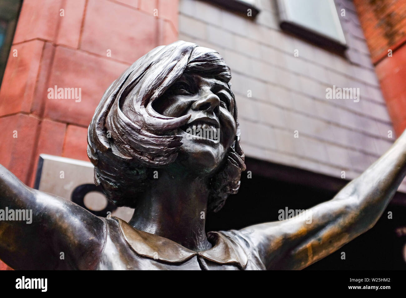 Liverpool Merseyside Regno Unito - Statua di Cilla Black fuori l'entrata originale al Cavern Club di Mathew Street è stata svelata nel 2017 Foto Stock