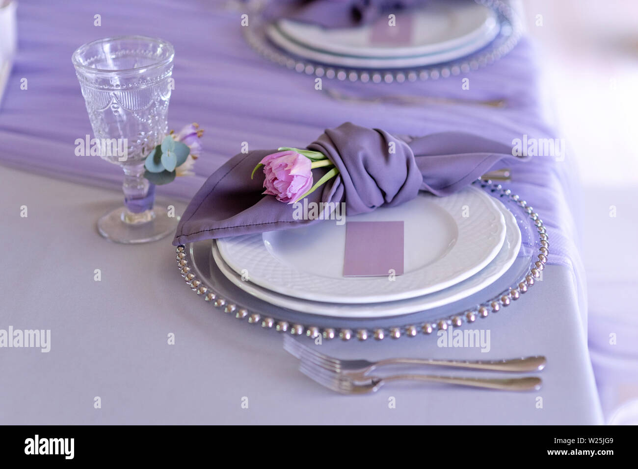 Magnifica tabella appuntamenti classici di un matrimonio in colore lilla Foto Stock