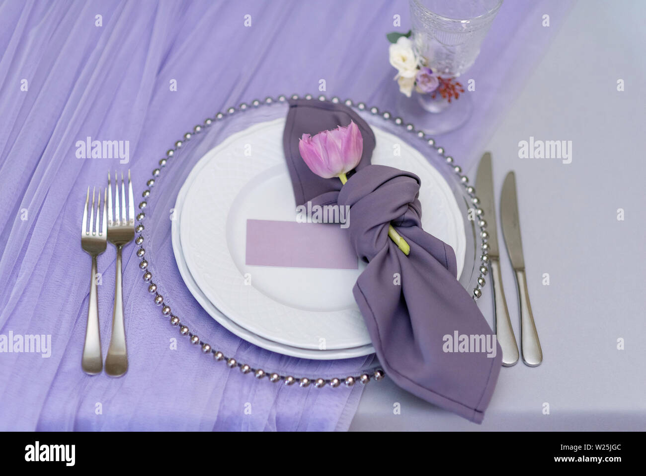 Scheda del groom e festoso tabella appuntamenti per un pranzo. Foto Stock