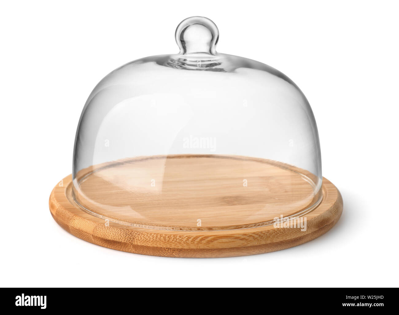 Formaggio in legno bordo e cupola di vetro isolato su bianco Foto Stock