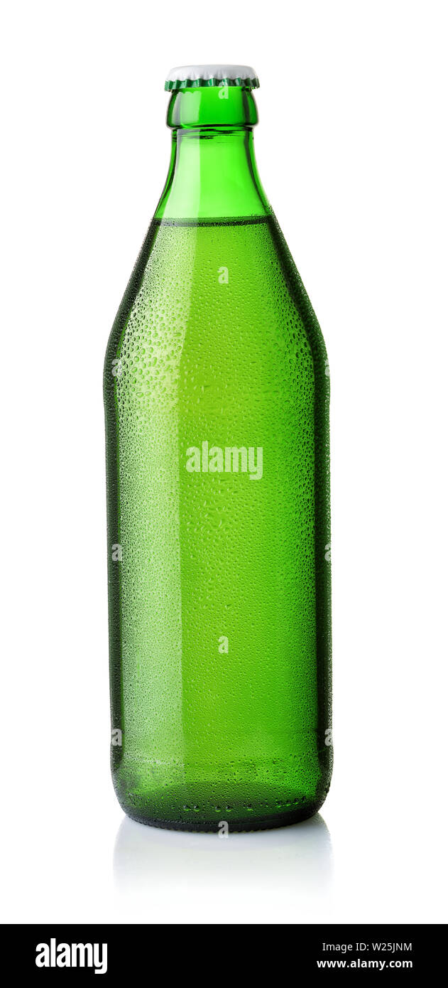 Vista frontale della bevanda in verde bottiglia con gocce isolate su un bianco Foto Stock
