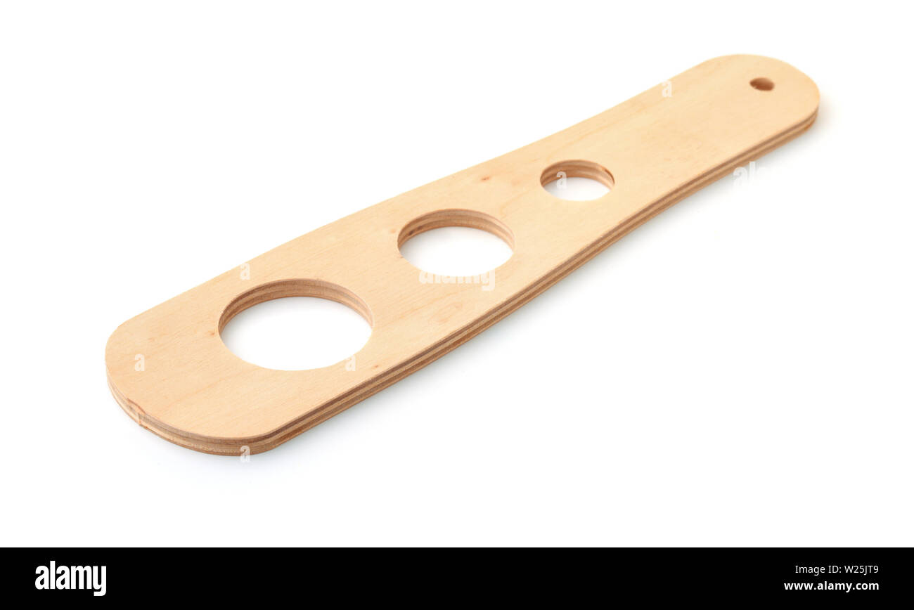 Spaghetti in legno pasta strumento di misura isolati su bianco Foto Stock