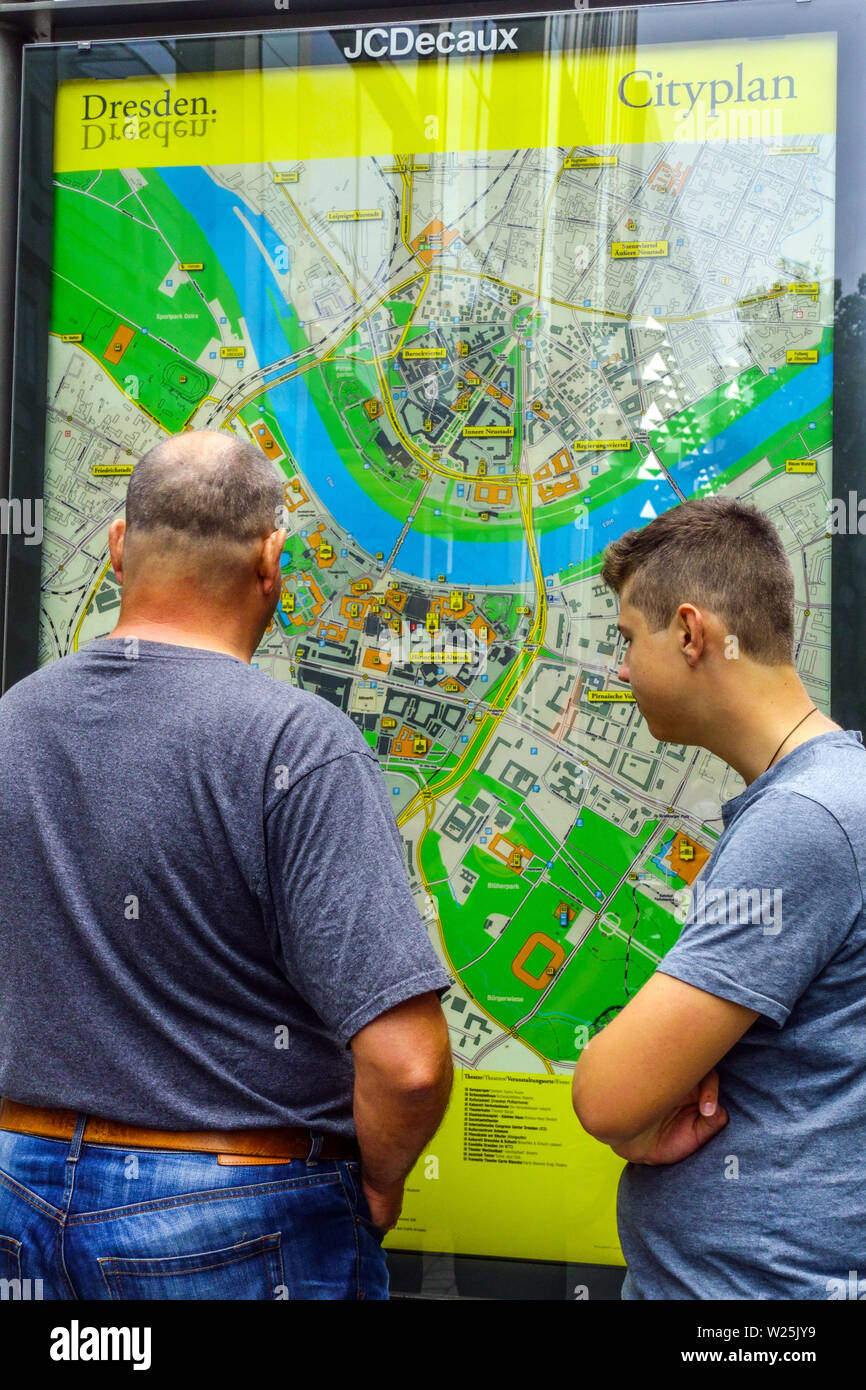 I turisti, due uomini guardano alla Dresden Cityplan, Germania Europa Foto Stock