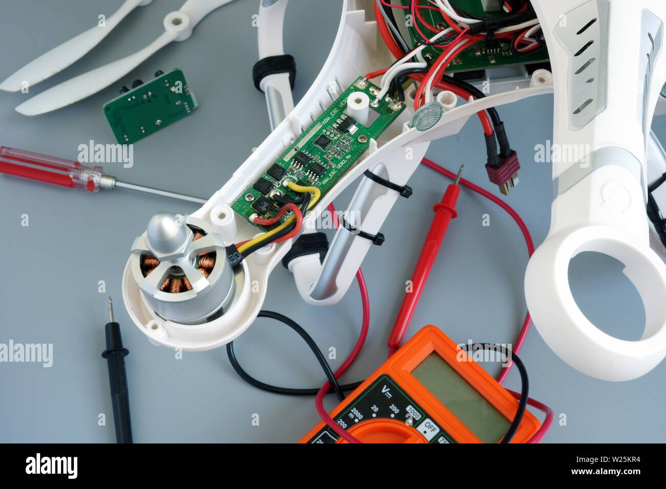Smontaggio drone quadrocopter in riparazione per problemi di fissaggio. Foto Stock