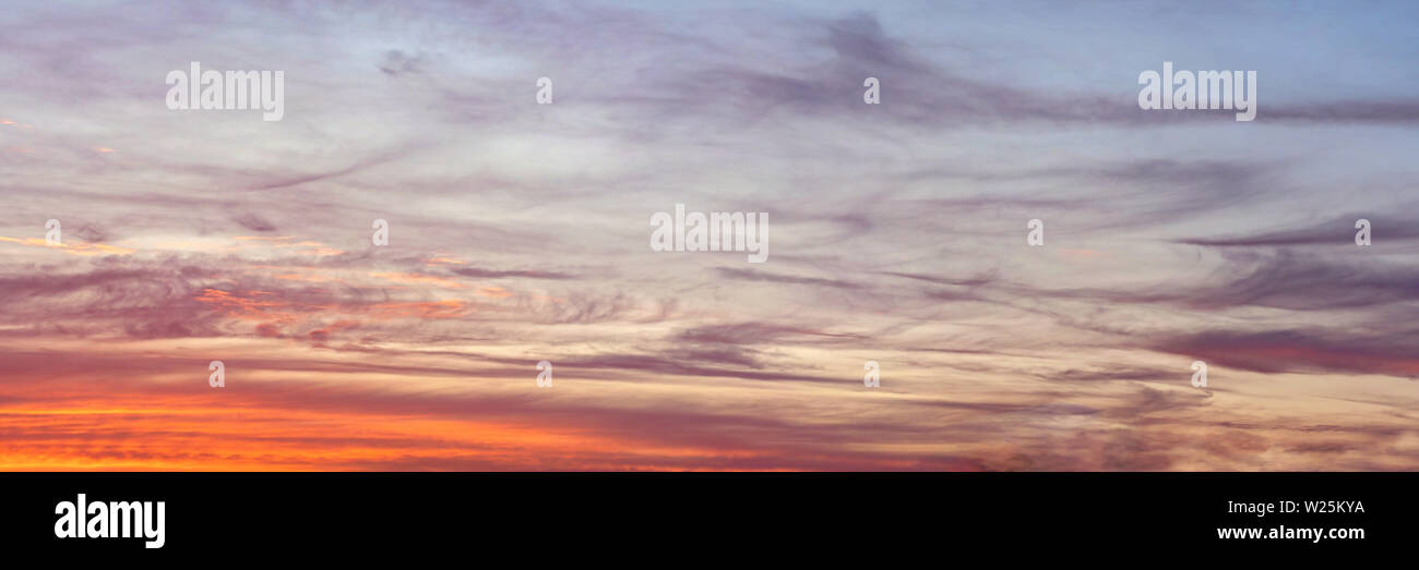 Arancio e blu nubi sul tramonto cielo illuminato, ampio sfondo banner che si preannuncia come la pittura Foto Stock
