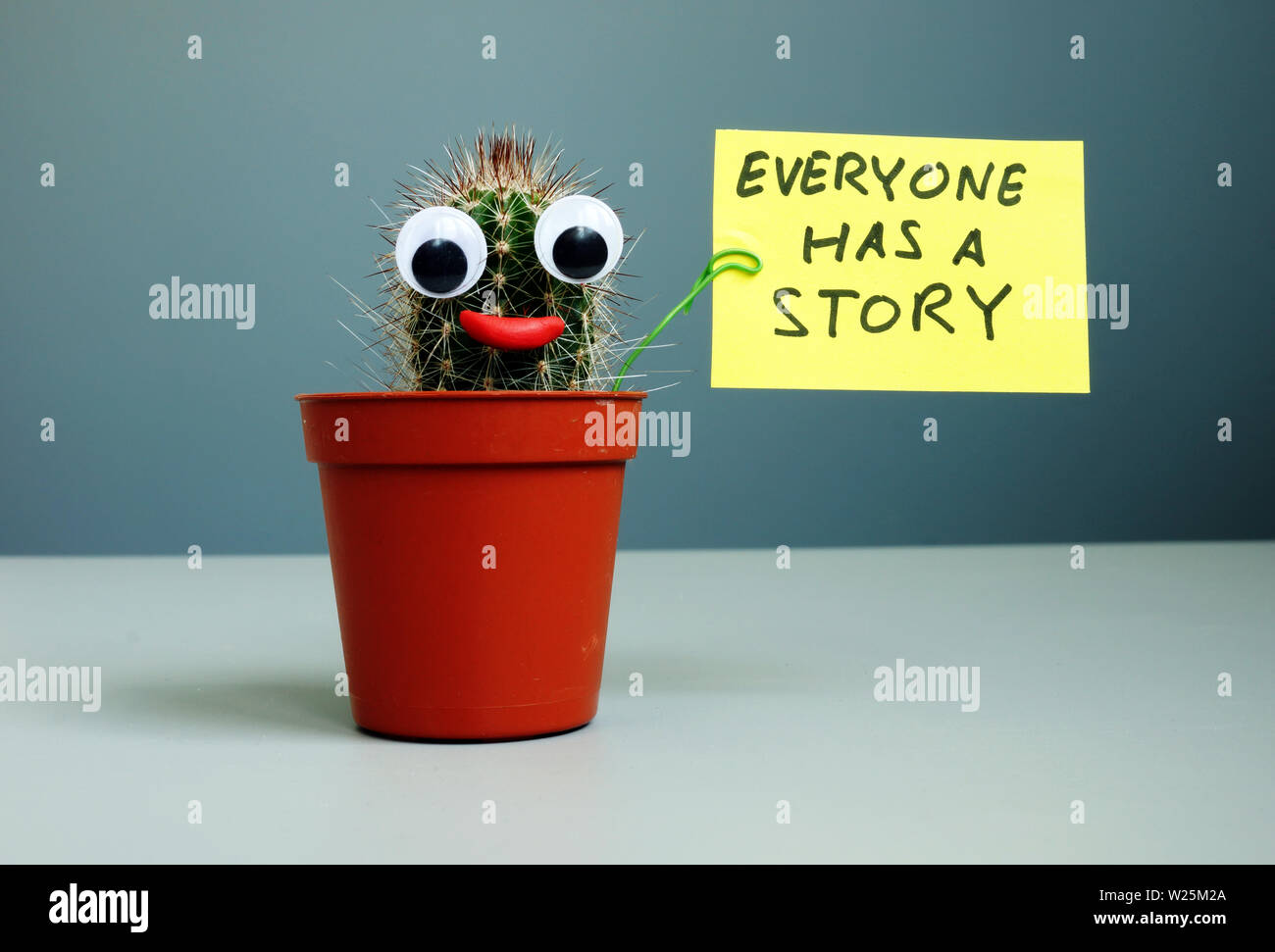 Cactus Holding firmano ognuno di noi ha una storia. Foto Stock