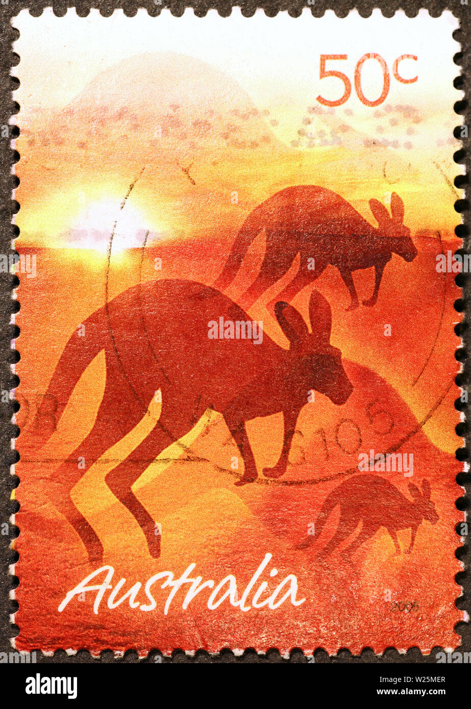 Silhouette di canguro al tramonto su australian francobollo Foto Stock
