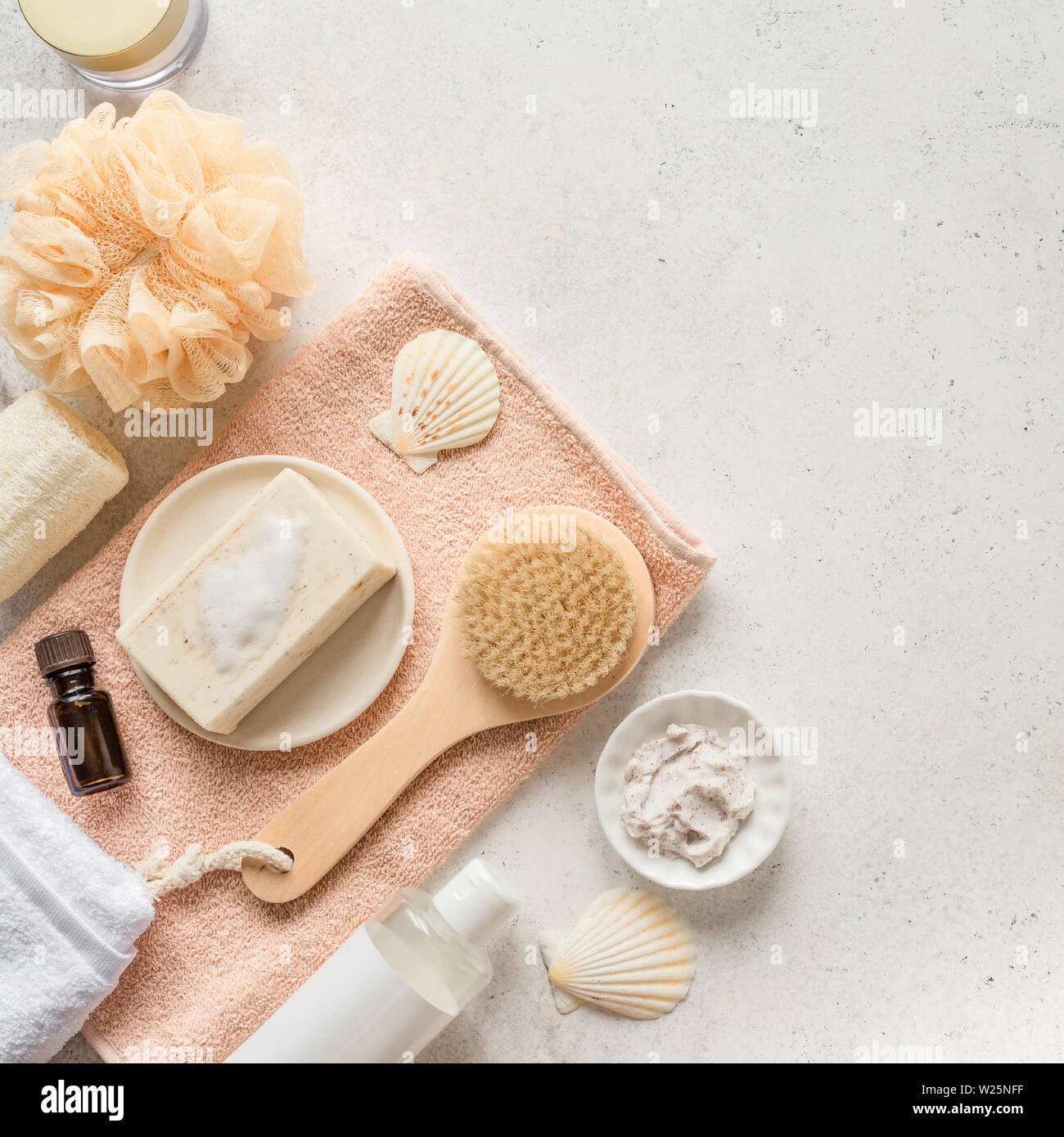 Accessori per il bagno in pietra bianca di sfondo, vista dall'alto, copia dello spazio. Daily bodycare concetto, organici prodotti da bagno. Foto Stock