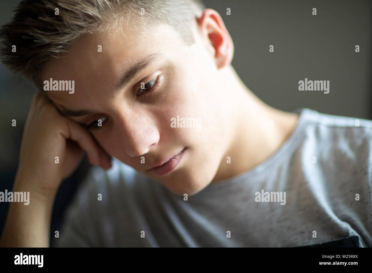 Close up della triste e depresso ragazzo adolescente a casa Foto Stock