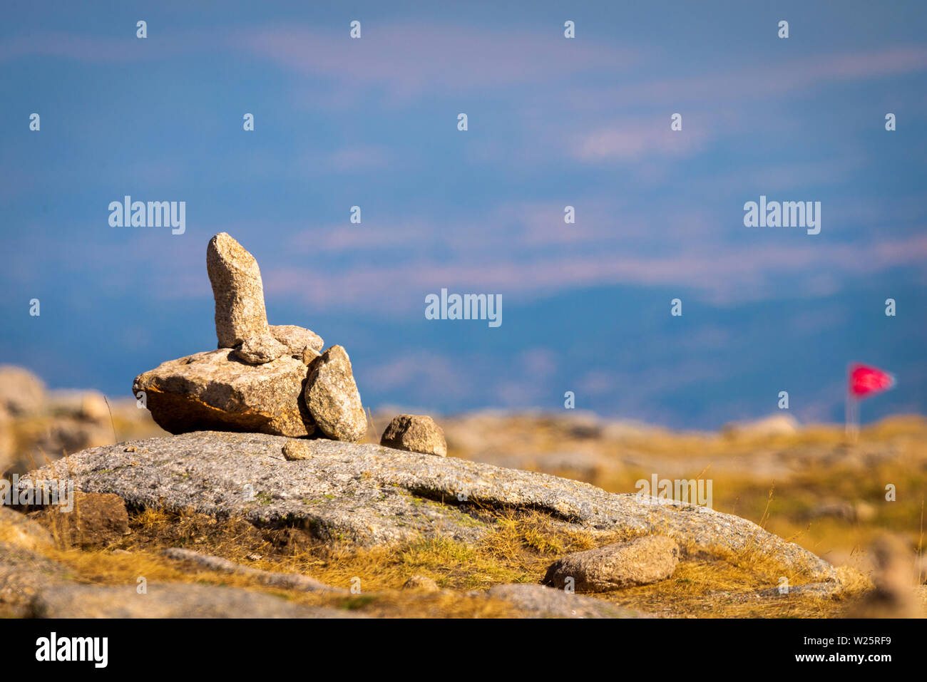 Zen pietre equilibrata pila in alta montagna. Scenic vista montagna Foto Stock
