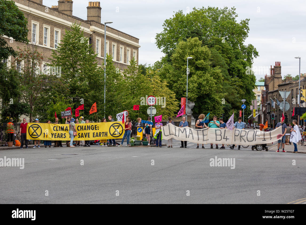 Cambridge, Regno Unito. 6 luglio 2019. Estinzione della ribellione Cambridge fase 'Streets per la vita", una non-violenta protesta per il cambiamento climatico a Cambridge nel Regno Unito. 'Streets per la vita" è la chiusura di Trumpington St nonché numerose altre strade nel centro di Cambridge per il traffico dei veicoli durante la creazione di comunità orientato le attività. CamNews / Alamy Live News. Foto Stock