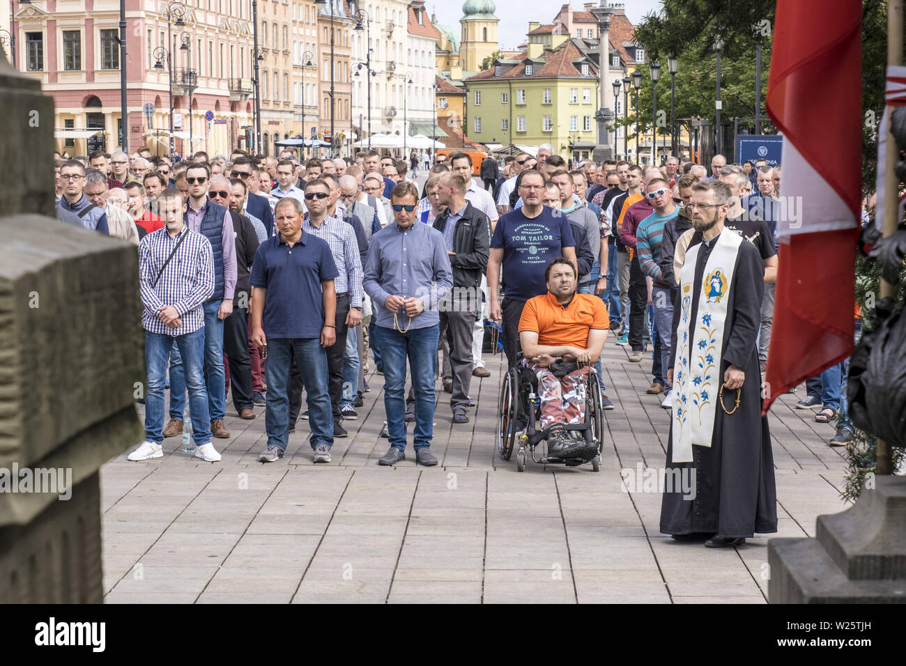 Varsavia, Polonia. 6 Luglio, 2019. Centinaia di incontrare gli uomini a Varsavia Città Vecchia ogni mese per maschio-solo la preghiera del rosario. Gli organizzatori affermano di rafforzare 'male identità e virtù'' e 'essere obbedienti alla Regina del cielo e della terra, noi partecipiamo nella battaglia spirituale, che è la nostra generazione obbligo dell''. La Polonia è prevalentemente cattolica, con circa 85% di poli che identifica come cattolico romano. Più recenti scandali della pedofilia sarà probabilmente indebolire molto forte, fino ad ora, la posizione della Chiesa in Polonia la vita sociale e politica. Credito: Robert Pastryk/ZUMA filo/Alamy Live News Foto Stock