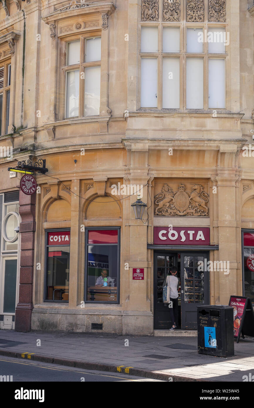 Un cliente che entra attraverso le porte di una Costa Coffee Shop Foto Stock