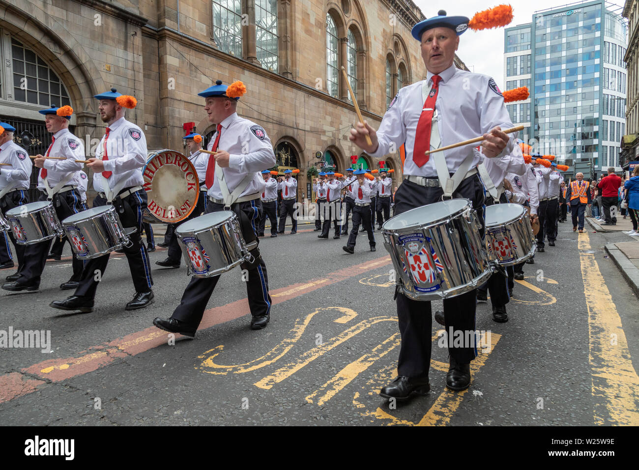 Il 2019 annuale di Orange Walk in Glasgow attrae migliaia di spettatori e partecipanti. La parata quest anno è di prendere un percorso modificato dopo un incidente nel 2018 in cui un sacerdote cattolico è stato battibecco su. Foto Stock