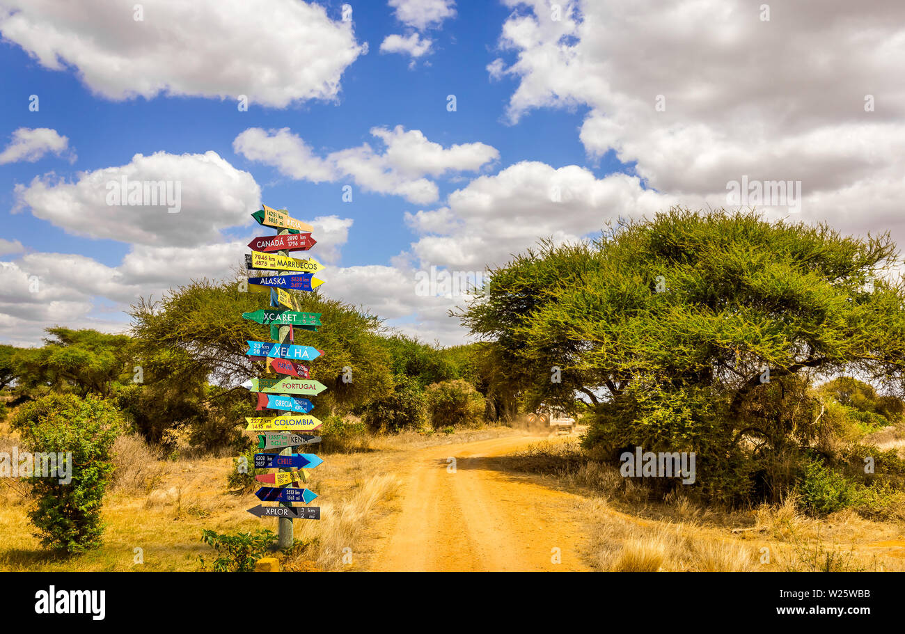 Divertente mondo diverse direzioni con orientamento di distanza da molti paesi diversi Foto Stock