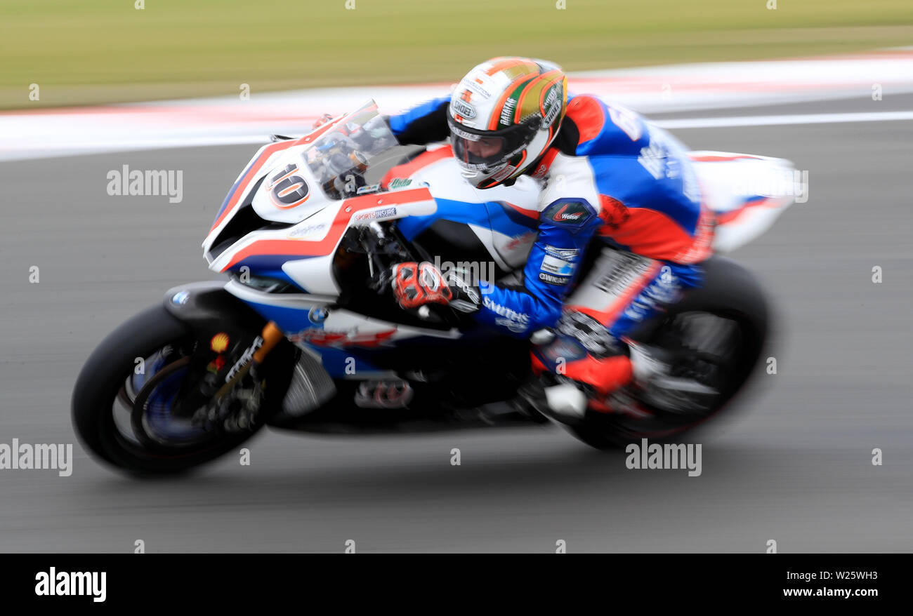 Peter Hickman in azione durante il giorno della gara uno del British Grand Prix del Motul FIM Superbike World Championship sul circuito di Donington Park. Foto Stock