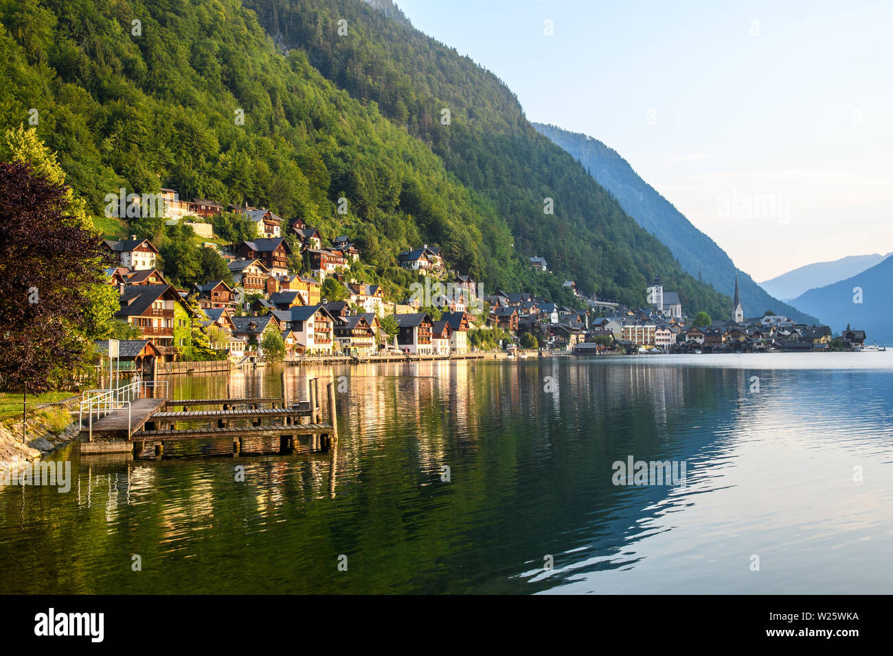 La mattina presto in un antica città austriaca sulla riva di un lago alpino tra le montagne. Foto Stock