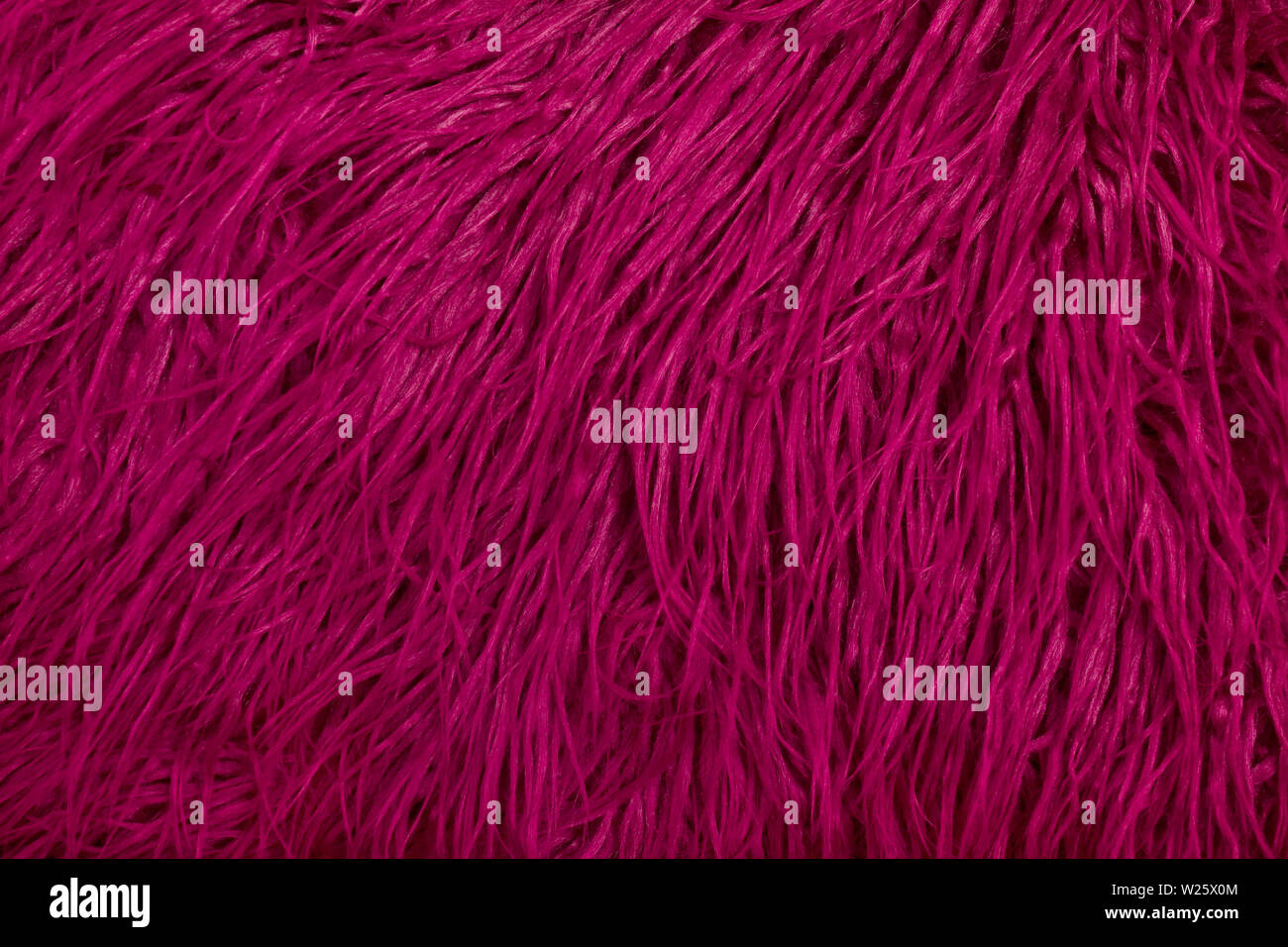 Una chiusura del rosa scuro shaggy,con fodera in pelliccia sintetica tessuto. Foto Stock