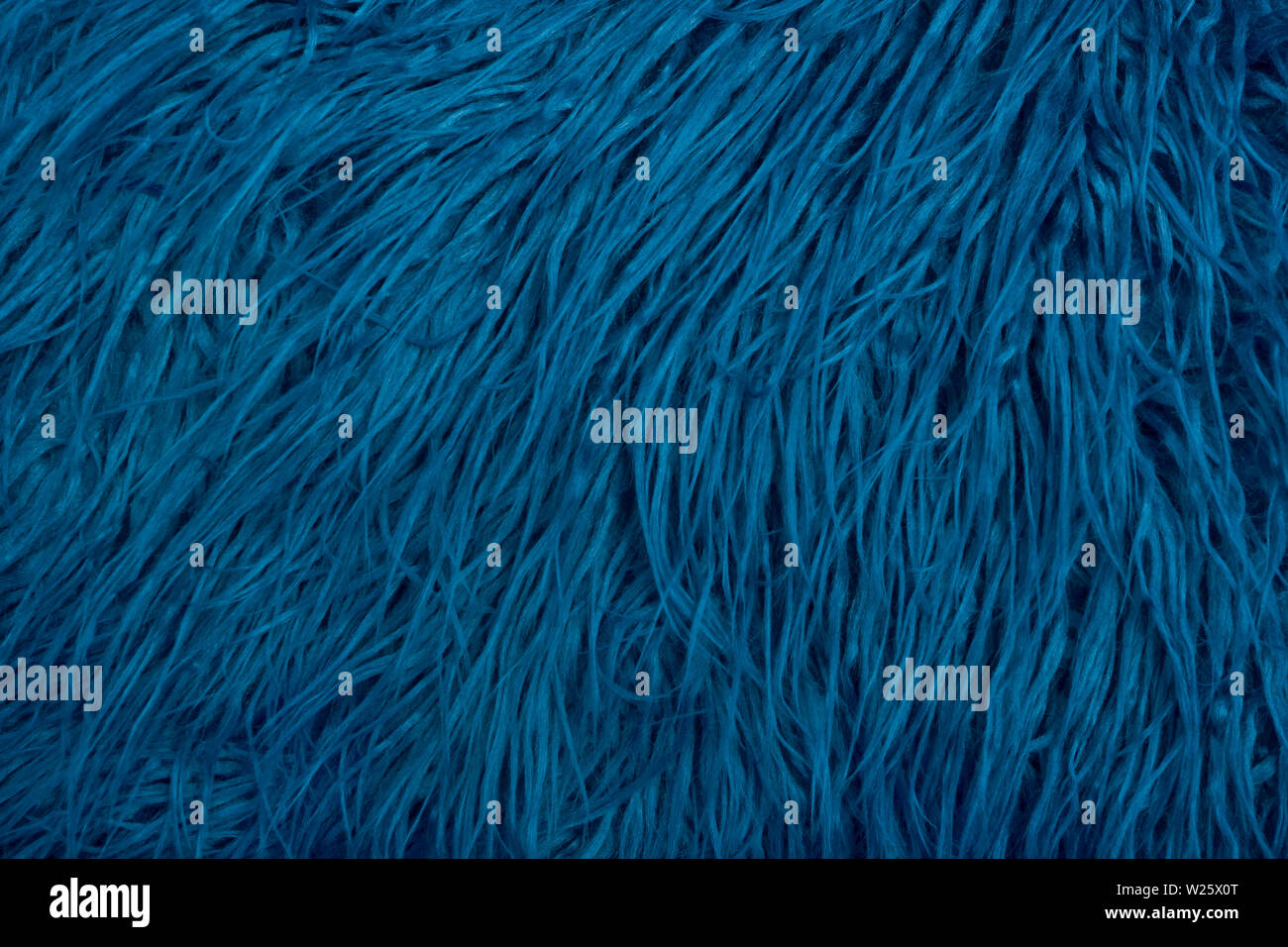 Una chiusura del turchese scuro, blu shaggy,con fodera in pelliccia sintetica tessuto. Foto Stock