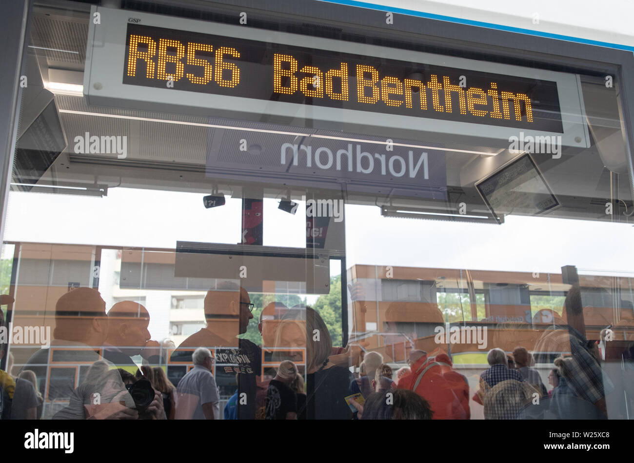 Nordhorn, Germania. 06 Luglio, 2019. I passeggeri sono in piedi presso la stazione di Nordhorn presso la pista di RB 56 dell'Bentheimer Eisenbahn presso il cerimoniale di riavvio del treno passeggeri traffico da Bad Bentheim di Nordhorn. Dopo 45 anni, la ferrovia Bentheimer è ancora in esecuzione sui treni passeggeri sulla connessione, questo è il terzo della riattivazione di una linea ferroviaria in Bassa Sassonia. Credito: Friso Gentsch/dpa/Alamy Live News Foto Stock