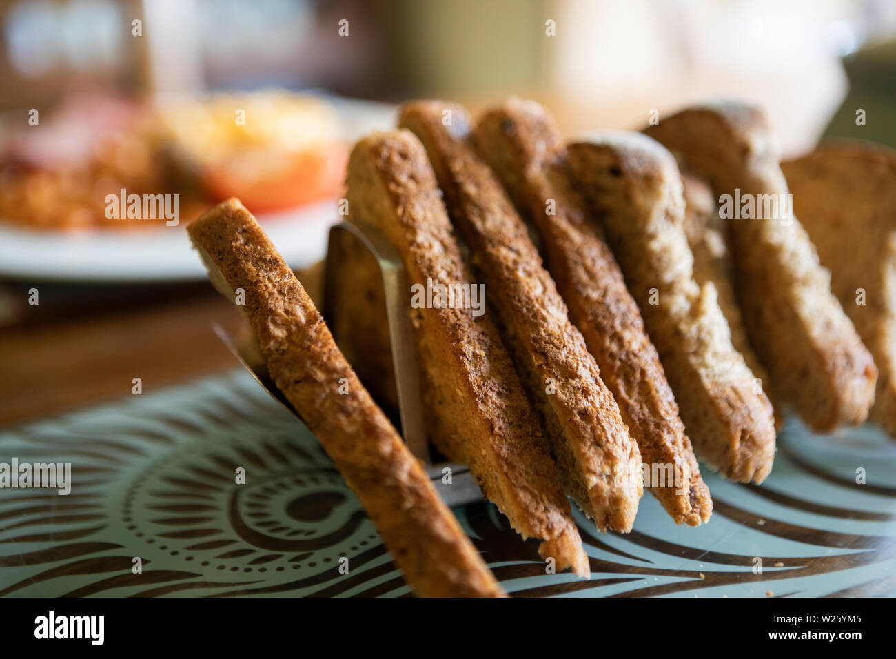 Fette di pane tostato con una crosta su un tavolo con uno sfondo sfocato Foto Stock