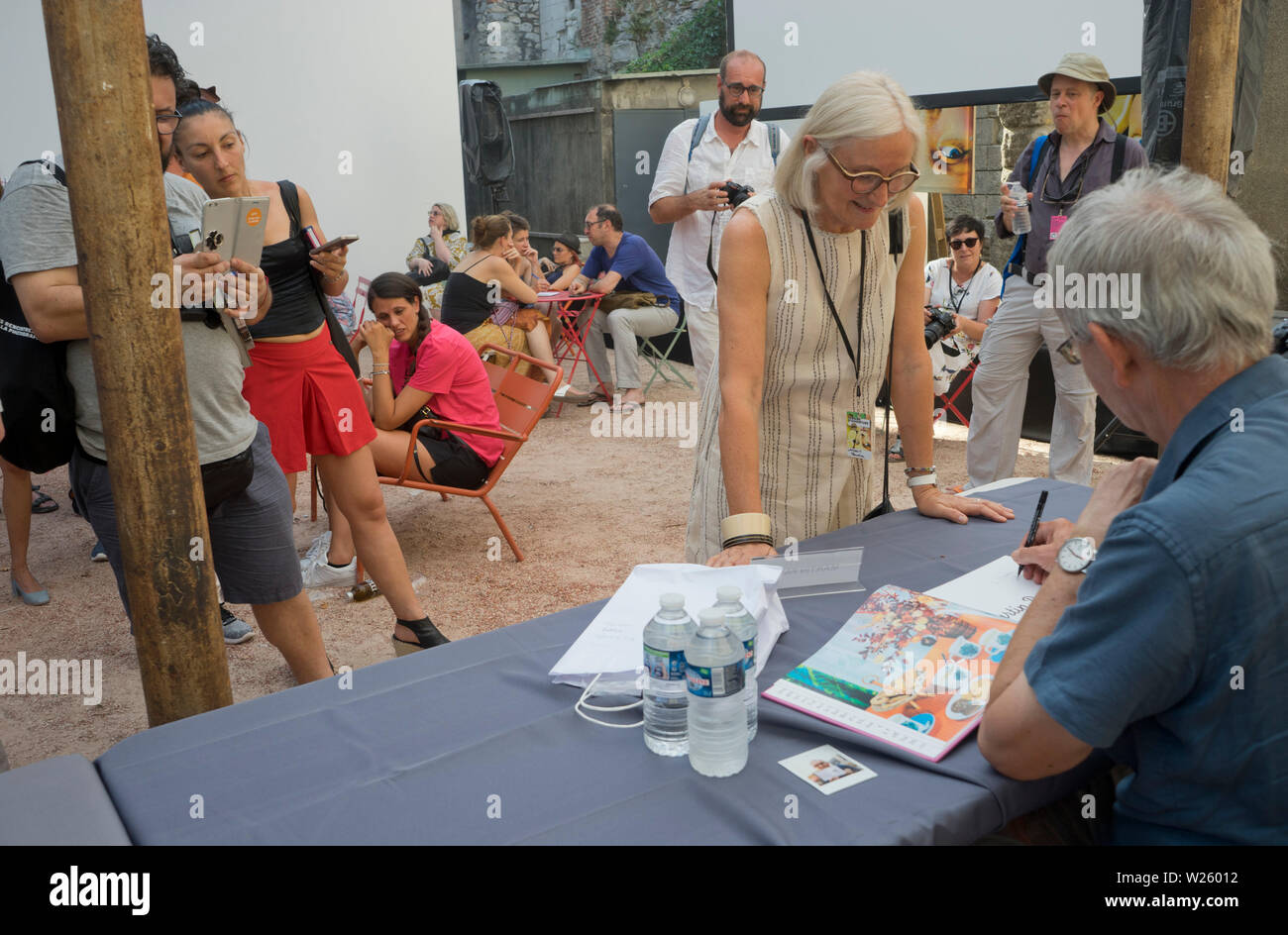 Premiato fotografo inglese Martin Parr libri di firma al Rencontres d'Arles famoso internazionale annuale del festival della fotografia sul suo cinquantesimo anniversario nella città di Arles nel sud della Francia Foto Stock