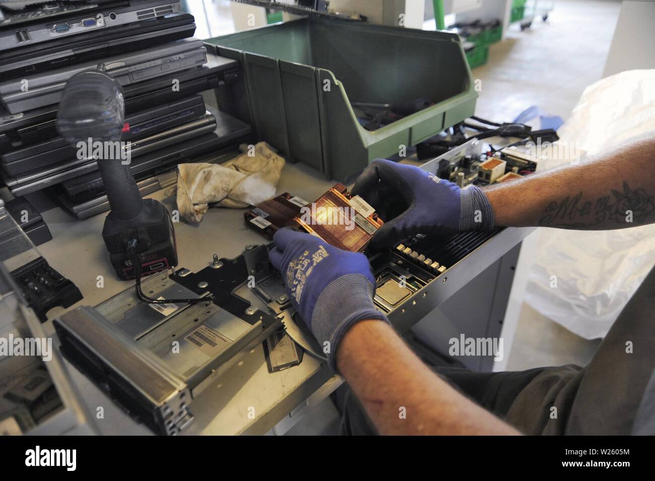 Impianto per il trattamento e la valorizzazione dei rifiuti di apparecchiature elettriche ed elettroniche (RAEE) istituito dall'A2una società all'interno del carcere di Bollate (MILANO, Italia) Foto Stock