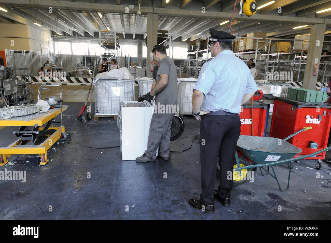 Impianto per il trattamento e la valorizzazione dei rifiuti di apparecchiature elettriche ed elettroniche (RAEE) istituito dall'A2una società all'interno del carcere di Bollate (MILANO, Italia) Foto Stock