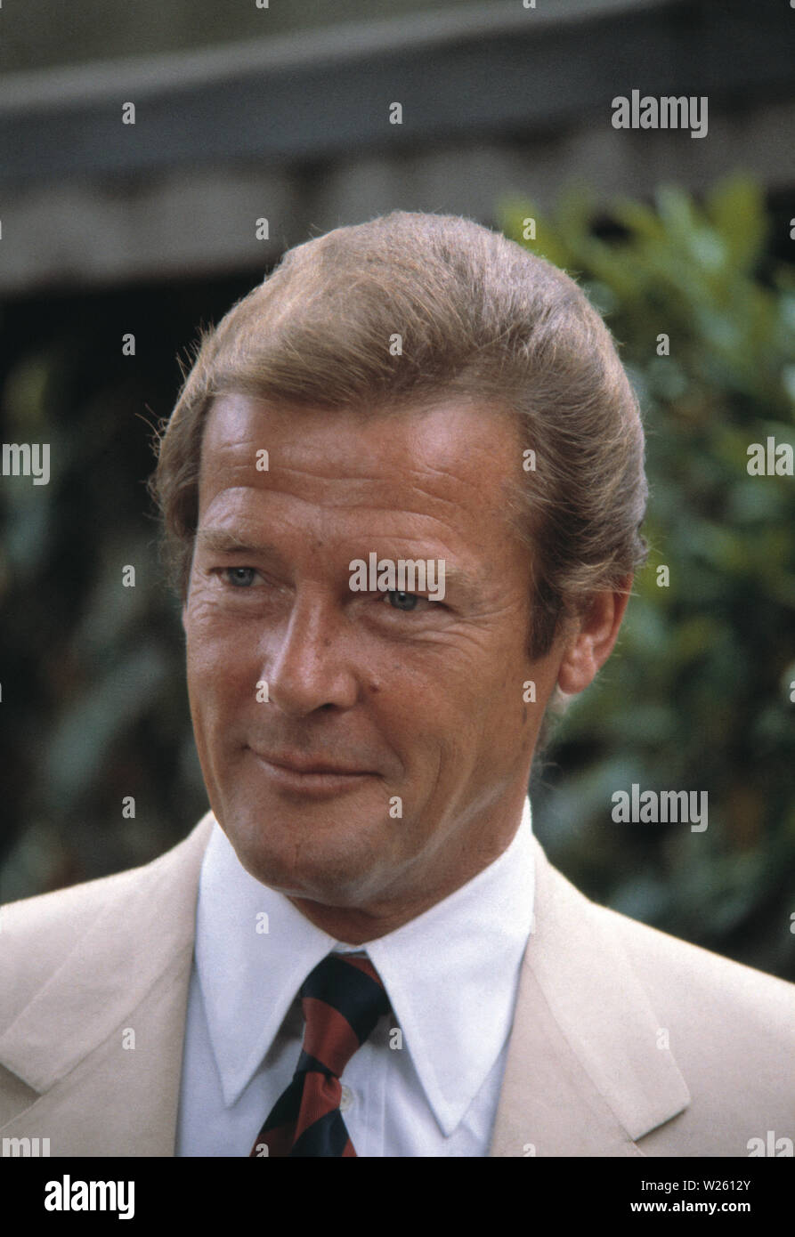 Outdoor ritratto di attore Roger Moore. Foto Stock