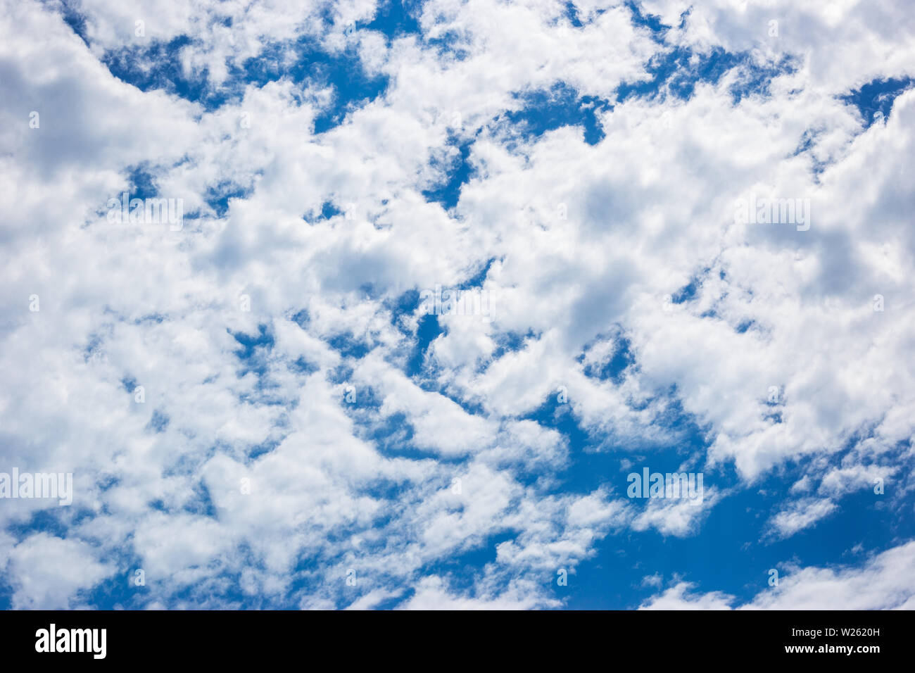 Bella cloudscape con cielo blu e nuvole bianche, buona fotografia per il pattern. Foto Stock