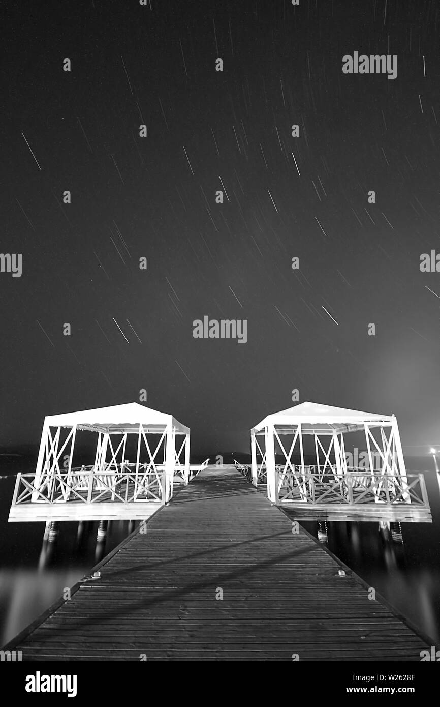 Una vista delle stelle della Via Lattea con una cima della montagna in primo piano. Notte cielo natura paesaggio estivo. Perseid Meteor doccia osservazione. Foto Stock
