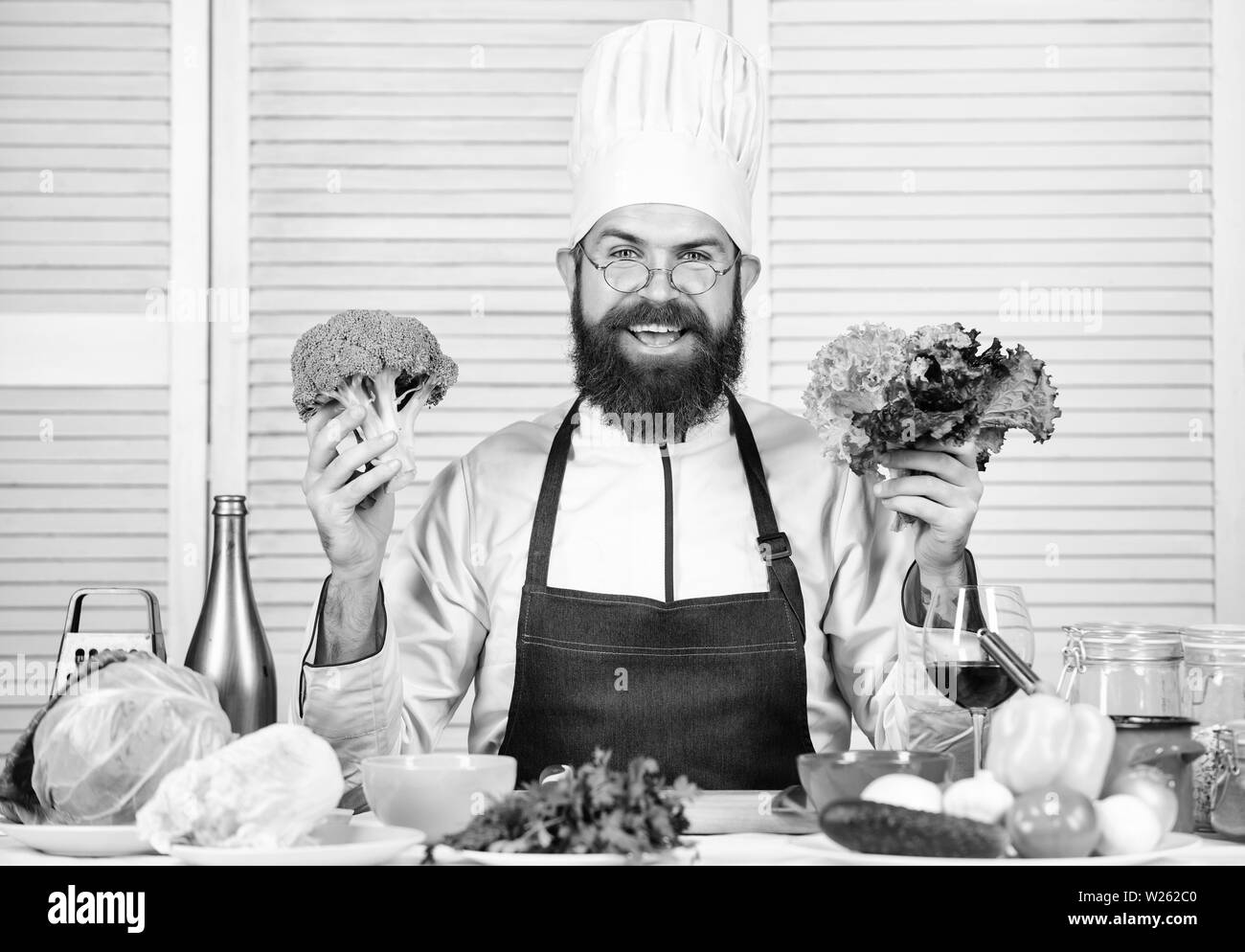 Foto di cibo. Vegetariano. Maturo cuoco con la barba. Uomo Barbuto cuoco in cucina, culinario. Lo Chef uomo in hat. Gusto segreta ricetta. Diete ed alimenti biologici, vitamina. Cibo sano per la cottura. Foto Stock