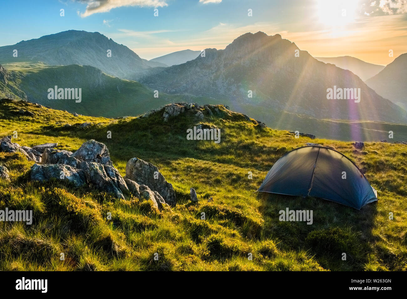 Wild Camp con una vista del monte Tryfan in Snowdonia, il Galles del Nord, Regno Unito Foto Stock