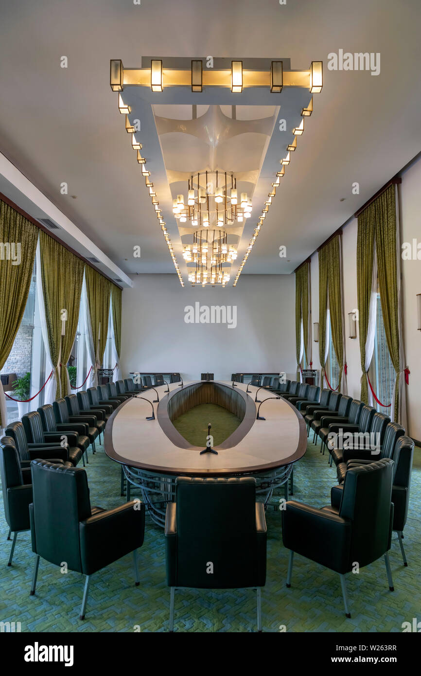 Cabinet Room, Palazzo della Riunificazione. Scena della resa finale in Vietnam dopo la guerra vietnamita del nord burst serbatoi attraverso i cancelli del palazzo Foto Stock