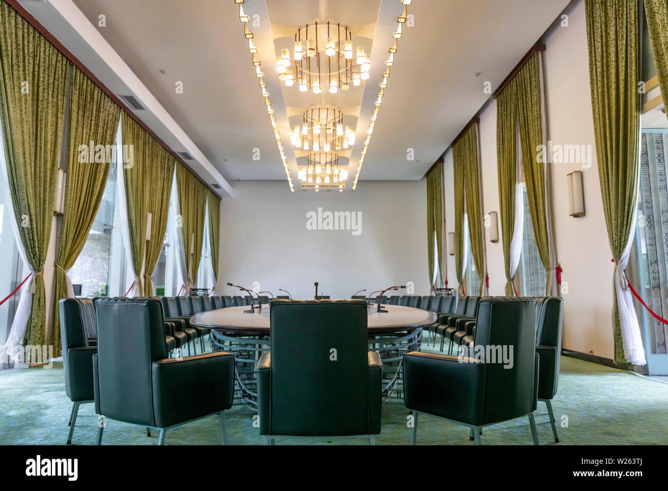 Cabinet Room, Palazzo della Riunificazione. Scena della resa finale in Vietnam dopo la guerra vietnamita del nord burst serbatoi attraverso i cancelli del palazzo Foto Stock