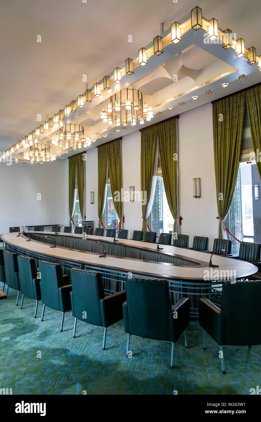 Cabinet Room, Palazzo della Riunificazione. Scena della resa finale in Vietnam dopo la guerra vietnamita del nord burst serbatoi attraverso i cancelli del palazzo Foto Stock