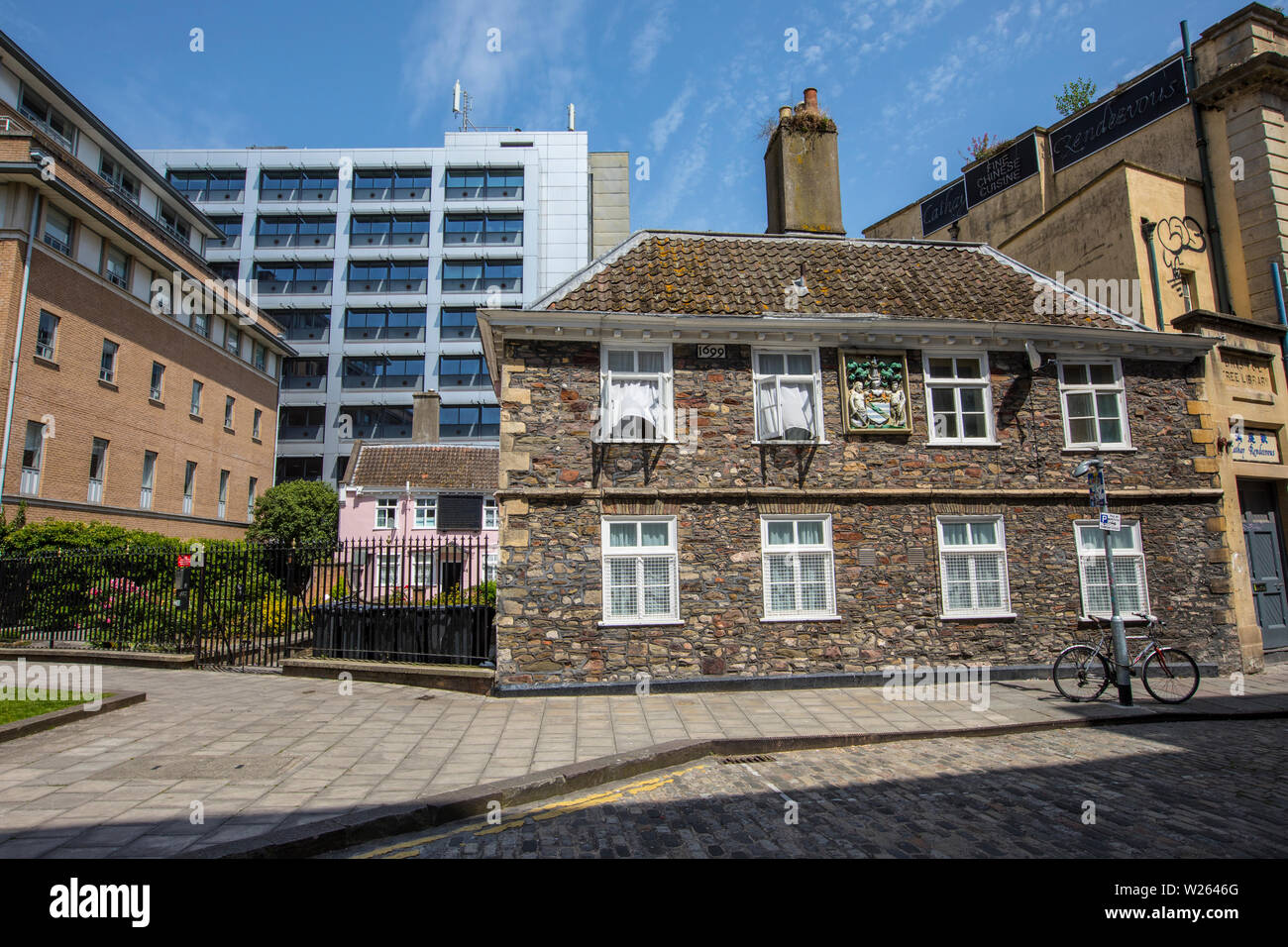 Bristol, Regno Unito - 29 Giugno 2019: una vista di fronte del mercante storico partecipanti gli ospizi di carità a Bristol nel Regno Unito. Foto Stock
