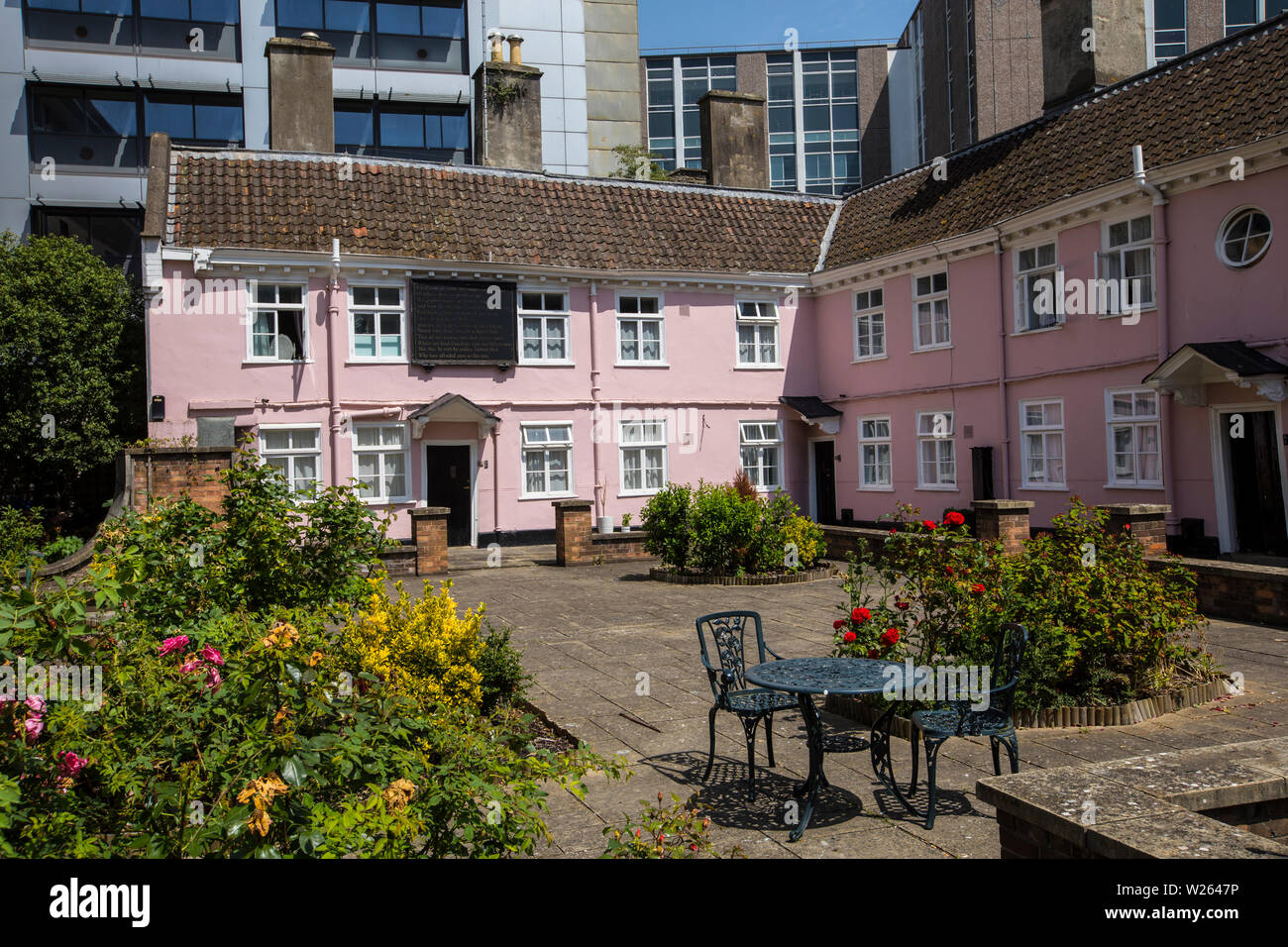 Bristol, Regno Unito - 29 Giugno 2019: una vista della storica Merchant partecipanti gli ospizi di carità nella città di Bristol nel Regno Unito. Foto Stock
